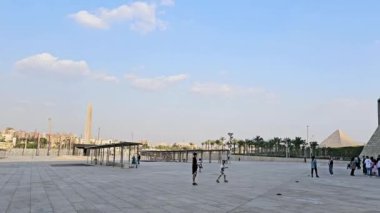 Giza, Mısır, 13 Nisan 2024: GEM 'in dış görünüşü Büyük Mısır Müzesi, Giza Müzesi, Mısır' ın dünyaya hediyesi, dünyanın en büyük arkeoloji müzesi, Giza piramit kompleksi yakınlarında.