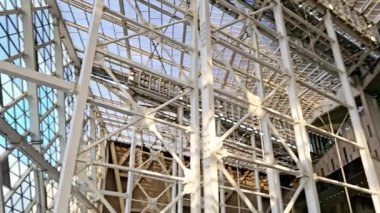 Giza, Mısır, 13 Nisan 2024: Büyük Mısır Müzesi 'nin içindeki anıtlar GEM, Giza Müzesi, Mısır' ın dünyaya hediyesi, dünyanın en büyük arkeoloji müzesi, Giza piramit kompleksi yakınlarında.