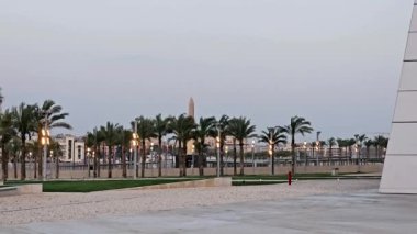 Giza, Mısır, 13 Nisan 2024: GEM Büyük Mısır Müzesi, Giza Müzesi, Mısır 'ın dünyaya hediyesi, dünyanın en büyük arkeoloji müzesi, Giza piramit kompleksinden yaklaşık 2 kilometre uzakta.
