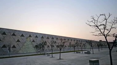 Giza, Mısır, 13 Nisan 2024: GEM Büyük Mısır Müzesi, Giza Müzesi, Mısır 'ın dünyaya hediyesi, dünyanın en büyük arkeoloji müzesi, Giza piramit kompleksinden yaklaşık 2 kilometre uzakta.