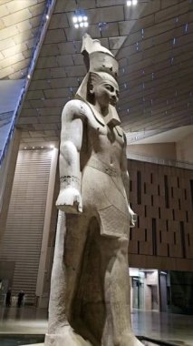 Giza, Mısır, 13 Nisan 2024: Büyük Mısır Müzesi GEM 'den Ramses II, Giza, Mısır' da Giza piramit kompleksi yakınlarındaki bir arkeoloji müzesi, Giza Antik Mısır Müzesi