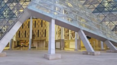 Giza, Mısır, 13 Nisan 2024: GEM 'in dış görünüşü Büyük Mısır Müzesi, Giza Müzesi, Mısır' ın dünyaya hediyesi, dünyanın en büyük arkeoloji müzesi, Giza piramit kompleksi yakınlarında.