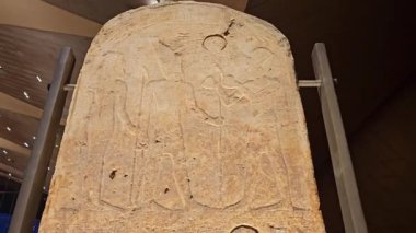 Giza, Mısır, 13 Nisan 2024: Büyük Mısır Müzesi 'nin İçi, Giza, Mısır' da Giza piramit kompleksi yakınında inşa edilen bir arkeoloji müzesi, Giza Antik Mısır Müzesi