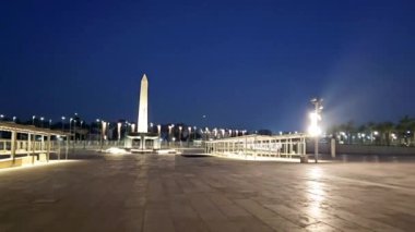 Giza, Mısır, 13 Nisan 2024: Büyük Mısır Müzesi 'nden Obelisk, Giza, Mısır' da Giza piramit kompleksi yakınında inşa edilen bir arkeoloji müzesi, Giza Antik Mısır Müzesi