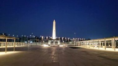 Giza, Mısır, 13 Nisan 2024: Büyük Mısır Müzesi 'nden Obelisk, Giza, Mısır' da Giza piramit kompleksi yakınında inşa edilen bir arkeoloji müzesi, Giza Antik Mısır Müzesi