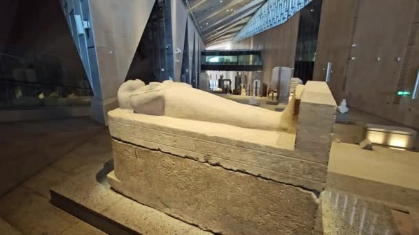 Giza Egipt Kwietnia 2024 Trumna Faraona Wewnątrz Wielkiego Muzeum Egipskiego — Wideo stockowe
