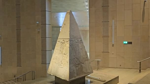 Gizeh Ägypten April 2024 Denkmäler Inneren Des Großen Ägyptischen Museums — Stockvideo