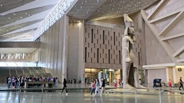 Γκίζα Αίγυπτος Απριλίου 2024 Εσωτερικό Του Μεγάλου Αιγυπτιακού Μουσείου Gem — Αρχείο Βίντεο