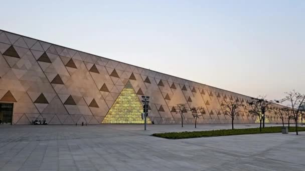2024年4月13日 埃及吉萨 吉萨金字塔建筑群附近的大埃及博物馆 吉萨博物馆 是埃及送给世界上最大的考古博物馆 — 图库视频影像