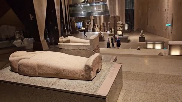 2024年4月13日 埃及吉萨 位于吉萨金字塔建筑群附近的世界上最大的考古博物馆 吉萨博物馆内的法老棺材 — 图库视频影像