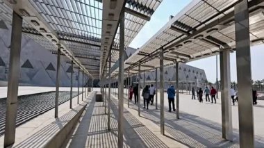 Giza, Mısır, 13 Nisan 2024: GEM 'in dış görünüşü Büyük Mısır Müzesi, Giza Müzesi, Mısır' ın dünyaya hediyesi, dünyanın en büyük arkeoloji müzesi, Giza piramit kompleksi yakınlarında.