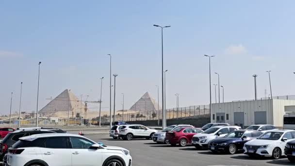 Giza Egipt Kwietnia 2024 Kompleks Piramid Gizie Parking Muzeum Wielkiego — Wideo stockowe