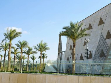 Giza, Mısır, 13 Nisan 2024: GEM 'in dış görünüşü Büyük Mısır Müzesi, Giza Müzesi, Mısır' ın dünyaya hediyesi, dünyanın en büyük arkeoloji müzesi, Giza piramit kompleksi yakınlarında.