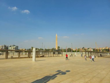 Giza, Mısır, 13 Nisan 2024: Büyük Mısır Müzesi 'nden gelen dikilitaş, Giza Müzesi, Mısır' ın dünyaya hediyesi, dünyanın en büyük arkeoloji müzesi, Giza piramit kompleksi yakınlarında.