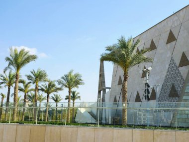 Giza, Mısır, 13 Nisan 2024: GEM 'in dış görünüşü Büyük Mısır Müzesi, Giza Müzesi, Mısır' ın dünyaya hediyesi, dünyanın en büyük arkeoloji müzesi, Giza piramit kompleksi yakınlarında.