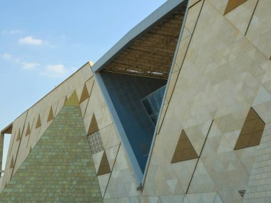 Giza, Mısır, 13 Nisan 2024: GEM 'in dış görünüşü Büyük Mısır Müzesi, Giza Müzesi, Mısır' ın dünyaya hediyesi, dünyanın en büyük arkeoloji müzesi, Giza piramit kompleksi yakınlarında.