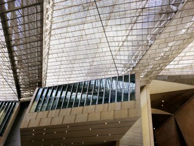 Giza, Mısır, 13 Nisan 2024: Büyük Mısır Müzesi 'nin ayrıntıları, Giza Müzesi, Mısır' ın dünyaya hediyesi, dünyanın en büyük arkeoloji müzesi, Giza piramit kompleksinden yaklaşık 2 kilometre uzakta.