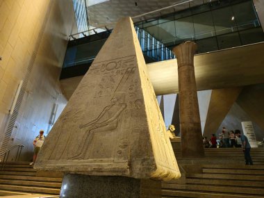 Giza, Mısır, 13 Nisan 2024: Büyük Mısır Müzesi 'nin içindeki anıtlar GEM, Giza Müzesi, Mısır' ın dünyaya hediyesi, dünyanın en büyük arkeoloji müzesi, Giza piramit kompleksi yakınlarında.