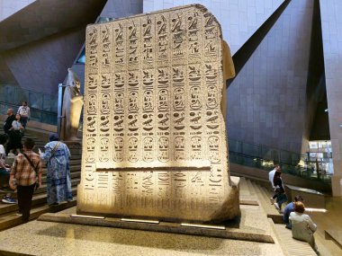 Giza, Mısır, 13 Nisan 2024: Büyük Mısır Müzesi 'nin içindeki anıtlar GEM, Giza Müzesi, Mısır' ın dünyaya hediyesi, dünyanın en büyük arkeoloji müzesi, Giza piramit kompleksi yakınlarında.