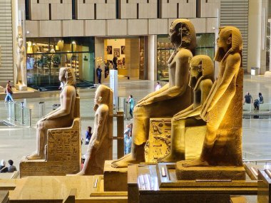 Giza, Mısır, 13 Nisan 2024: Büyük Mısır Müzesi 'nin içindeki anıtlar GEM, Giza Müzesi, Mısır' ın dünyaya hediyesi, dünyanın en büyük arkeoloji müzesi, Giza piramit kompleksi yakınlarında.