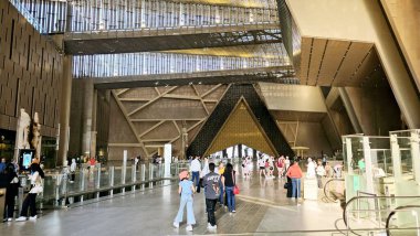 Giza, Mısır, 13 Nisan 2024: Büyük Mısır Müzesi 'nin ayrıntıları, Giza Müzesi, Mısır' ın dünyaya hediyesi, dünyanın en büyük arkeoloji müzesi, Giza piramit kompleksinden yaklaşık 2 kilometre uzakta.