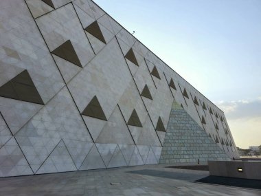 Giza, Mısır, 13 Nisan 2024: GEM 'in dış görünüşü Büyük Mısır Müzesi, Giza Müzesi, Mısır' ın dünyaya hediyesi, dünyanın en büyük arkeoloji müzesi, Giza piramit kompleksi yakınlarında.