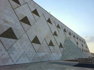 Giza, Mısır, 13 Nisan 2024: GEM 'in dış görünüşü Büyük Mısır Müzesi, Giza Müzesi, Mısır' ın dünyaya hediyesi, dünyanın en büyük arkeoloji müzesi, Giza piramit kompleksi yakınlarında.