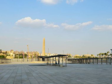 Giza, Mısır, 13 Nisan 2024: Büyük Mısır Müzesi 'nden gelen dikilitaş, Giza Müzesi, Mısır' ın dünyaya hediyesi, dünyanın en büyük arkeoloji müzesi, Giza piramit kompleksi yakınlarında.