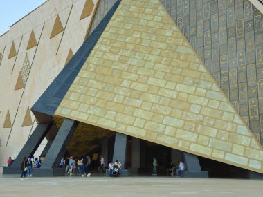 Giza, Mısır, 13 Nisan 2024: GEM 'in dış görünüşü Büyük Mısır Müzesi, Giza Müzesi, Mısır' ın dünyaya hediyesi, dünyanın en büyük arkeoloji müzesi, Giza piramit kompleksi yakınlarında.