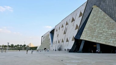Giza, Mısır, 13 Nisan 2024: GEM 'in dış görünüşü Büyük Mısır Müzesi, Giza Müzesi, Mısır' ın dünyaya hediyesi, dünyanın en büyük arkeoloji müzesi, Giza piramit kompleksi yakınlarında.