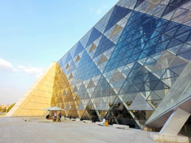 Giza, Mısır, 13 Nisan 2024: GEM 'in dış görünüşü Büyük Mısır Müzesi, Giza Müzesi, Mısır' ın dünyaya hediyesi, dünyanın en büyük arkeoloji müzesi, Giza piramit kompleksi yakınlarında.