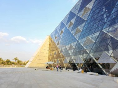 Giza, Mısır, 13 Nisan 2024: GEM 'in dış görünüşü Büyük Mısır Müzesi, Giza Müzesi, Mısır' ın dünyaya hediyesi, dünyanın en büyük arkeoloji müzesi, Giza piramit kompleksi yakınlarında.