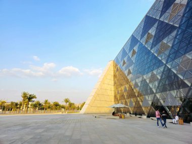 Giza, Mısır, 13 Nisan 2024: GEM 'in dış görünüşü Büyük Mısır Müzesi, Giza Müzesi, Mısır' ın dünyaya hediyesi, dünyanın en büyük arkeoloji müzesi, Giza piramit kompleksi yakınlarında.