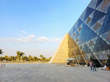 Giza, Mısır, 13 Nisan 2024: GEM 'in dış görünüşü Büyük Mısır Müzesi, Giza Müzesi, Mısır' ın dünyaya hediyesi, dünyanın en büyük arkeoloji müzesi, Giza piramit kompleksi yakınlarında.