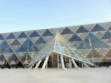 Giza, Mısır, 13 Nisan 2024: GEM 'in dış görünüşü Büyük Mısır Müzesi, Giza Müzesi, Mısır' ın dünyaya hediyesi, dünyanın en büyük arkeoloji müzesi, Giza piramit kompleksi yakınlarında.