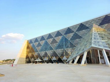 Giza, Mısır, 13 Nisan 2024: GEM 'in dış görünüşü Büyük Mısır Müzesi, Giza Müzesi, Mısır' ın dünyaya hediyesi, dünyanın en büyük arkeoloji müzesi, Giza piramit kompleksi yakınlarında.