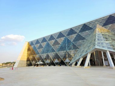 Giza, Mısır, 13 Nisan 2024: GEM 'in dış görünüşü Büyük Mısır Müzesi, Giza Müzesi, Mısır' ın dünyaya hediyesi, dünyanın en büyük arkeoloji müzesi, Giza piramit kompleksi yakınlarında.