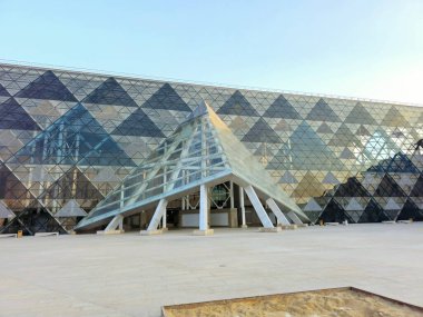 Giza, Mısır, 13 Nisan 2024: GEM 'in dış görünüşü Büyük Mısır Müzesi, Giza Müzesi, Mısır' ın dünyaya hediyesi, dünyanın en büyük arkeoloji müzesi, Giza piramit kompleksi yakınlarında.