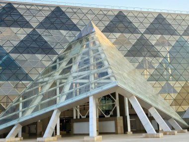 Giza, Mısır, 13 Nisan 2024: GEM 'in dış görünüşü Büyük Mısır Müzesi, Giza Müzesi, Mısır' ın dünyaya hediyesi, dünyanın en büyük arkeoloji müzesi, Giza piramit kompleksi yakınlarında.