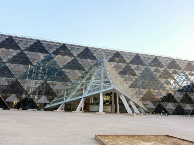 Giza, Mısır, 13 Nisan 2024: GEM 'in dış görünüşü Büyük Mısır Müzesi, Giza Müzesi, Mısır' ın dünyaya hediyesi, dünyanın en büyük arkeoloji müzesi, Giza piramit kompleksi yakınlarında.