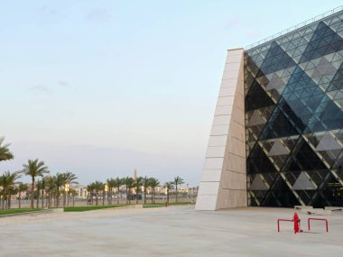 Giza, Mısır, 13 Nisan 2024: GEM 'in dış görünüşü Büyük Mısır Müzesi, Giza Müzesi, Mısır' ın dünyaya hediyesi, dünyanın en büyük arkeoloji müzesi, Giza piramit kompleksi yakınlarında.