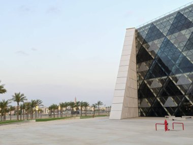 Giza, Mısır, 13 Nisan 2024: GEM 'in dış görünüşü Büyük Mısır Müzesi, Giza Müzesi, Mısır' ın dünyaya hediyesi, dünyanın en büyük arkeoloji müzesi, Giza piramit kompleksi yakınlarında.