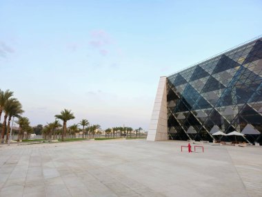 Giza, Mısır, 13 Nisan 2024: GEM 'in dış görünüşü Büyük Mısır Müzesi, Giza Müzesi, Mısır' ın dünyaya hediyesi, dünyanın en büyük arkeoloji müzesi, Giza piramit kompleksi yakınlarında.