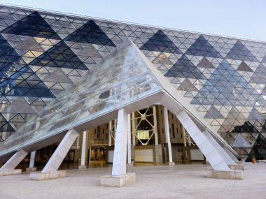 Giza, Mısır, 13 Nisan 2024: GEM 'in dış görünüşü Büyük Mısır Müzesi, Giza Müzesi, Mısır' ın dünyaya hediyesi, dünyanın en büyük arkeoloji müzesi, Giza piramit kompleksi yakınlarında.