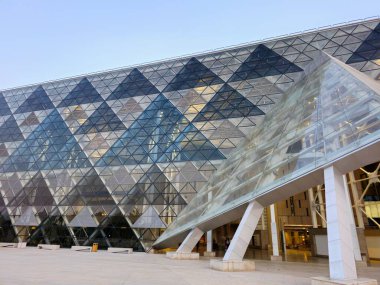 Giza, Mısır, 13 Nisan 2024: GEM 'in dış görünüşü Büyük Mısır Müzesi, Giza Müzesi, Mısır' ın dünyaya hediyesi, dünyanın en büyük arkeoloji müzesi, Giza piramit kompleksi yakınlarında.