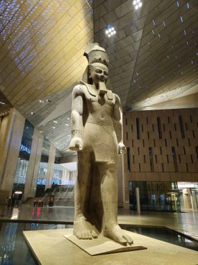 Giza, Mısır, 13 Nisan 2024: Büyük Mısır Müzesi GEM 'den Ramses II, Giza, Mısır' da Giza piramit kompleksi yakınlarındaki bir arkeoloji müzesi, Giza Antik Mısır Müzesi
