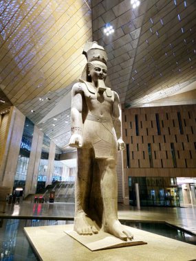 Giza, Mısır, 13 Nisan 2024: Büyük Mısır Müzesi GEM 'den Ramses II, Giza, Mısır' da Giza piramit kompleksi yakınlarındaki bir arkeoloji müzesi, Giza Antik Mısır Müzesi