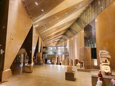 Giza, Mısır, 13 Nisan 2024: Büyük Mısır Müzesi 'nin ayrıntıları, Giza Müzesi, Mısır' ın dünyaya hediyesi, dünyanın en büyük arkeoloji müzesi, Giza piramit kompleksinden yaklaşık 2 kilometre uzakta.