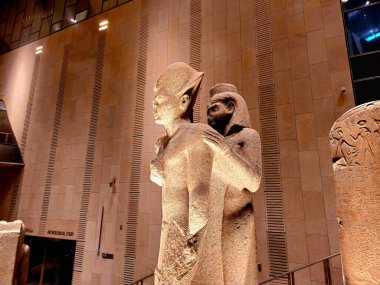 Giza, Mısır, 13 Nisan 2024: Büyük Mısır Müzesi 'nin içindeki anıtlar GEM, Giza Müzesi, Mısır' ın dünyaya hediyesi, dünyanın en büyük arkeoloji müzesi, Giza piramit kompleksi yakınlarında.
