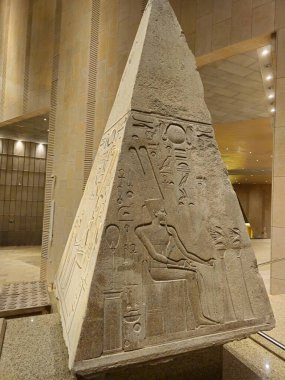 Giza, Mısır, 13 Nisan 2024: Büyük Mısır Müzesi 'nden piramit şekli, Giza Müzesi, Mısır' ın dünyaya hediyesi, dünyanın en büyük arkeoloji müzesi, Giza piramit kompleksi yakınlarında.